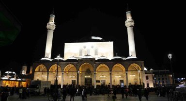 Konya'da Miraç Kandili'nde vatandaşlar camilere akın etti
