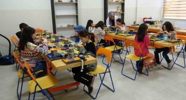 Köy okulundaki öğrenciler için ahşaptan oyuncak üretiyorlar