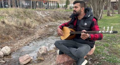 Kulak aşinalığıyla öğrendiği bağlama ile geçimini sağlıyor