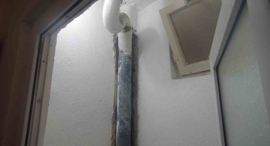 Lağım borusuna giren yavru kedi için seferber oldular
