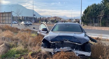 Lüks otomobilin karıştığı kazada ortalık savaş alanına döndü: 1 yaralı