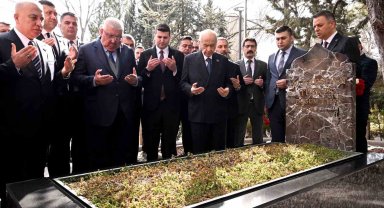 MHP lideri Bahçeli, Alparslan Türkeş'in kabrini ziyaret etti