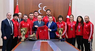 MHP Lideri Bahçeli, şampiyon güreşçileri kabul etti