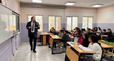 MSB personeli depremin 160'ıncı saatinde kurtarılan Aysima'yı ziyaret etti