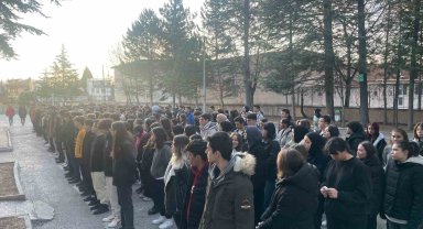 Öğrenciler ve öğretmenler 6 Şubat'ı saygı duruşuyla andı