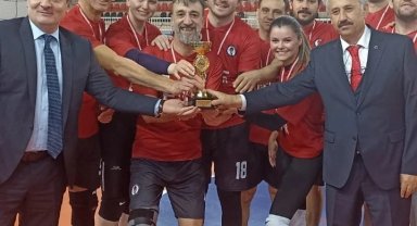 Öğretmenler yarıştı kupalarını aldı