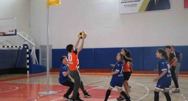 Ömer Halisdemir Spor Salonu'nda ilk maç oynandı