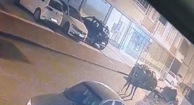 Önce tartıştı sonra otomobillerin aynalarını kırdı
