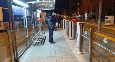 Önce tramvayda dilendiler sonra sağlık personeli ile tartıştılar
