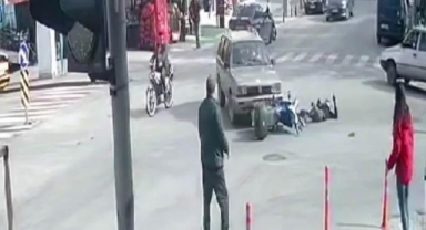 Otomobil ile motosikletin çarpışma anı kamerada