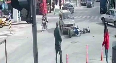 Otomobil ile motosikletin çarpışma anı kamerada