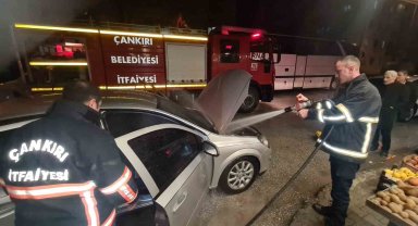 Otomobilde çıkan yangını itfaiye ekipleri söndürdü