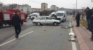 Otomobiller çarpıştı: 3 yaralı