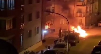Park halindeki araç alev alev yandı