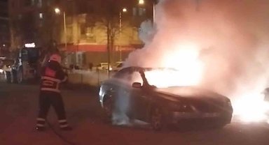 Park halindeki otomobil alev alev yandı