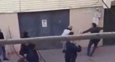 Pazarcı esnafı ile vatandaş arasında çıkan kavgası kamerada