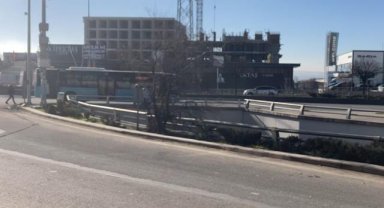 Polis aracından yola atlayan kadın otobüsün altında kalarak can verdi