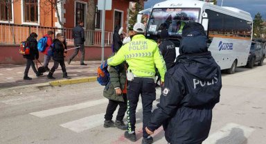 Polis ekiplerinden okul çevrelerinde denetim