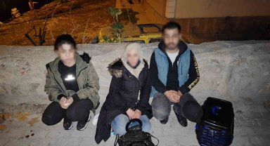 Polisten kaçarken tramvay yoluna giren araçtan düzensiz göçmen çıktı