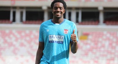 Queensy Menig, Sivasspor'a imzayı attı