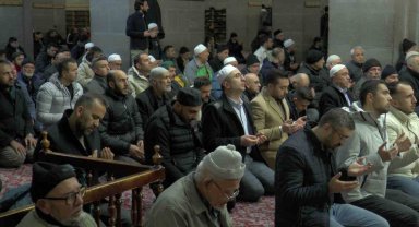 Sabah namazında eller asrın felaketi için semaya kalktı