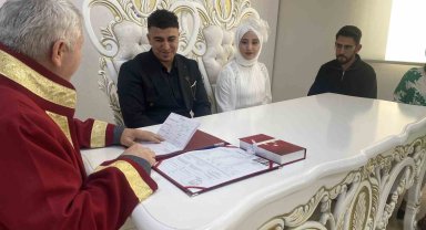 Şans eseri 29 Şubat'ta nikah masasına oturdular