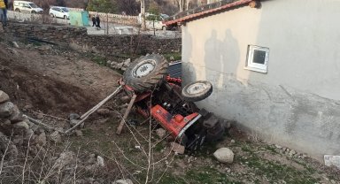 Şarampole devrilen traktörün sürücüsü hayatını kaybetti