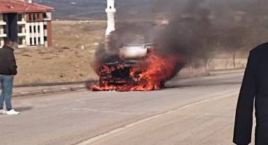 Seyir halindeki otomobil bir anda alev topuna döndü