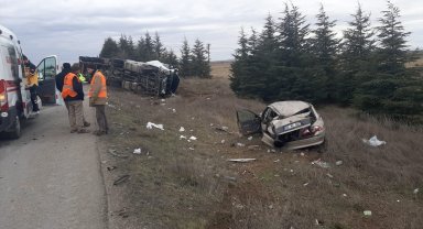 Seyir halindeki otomobile arkadan tır çarptı, 3 kişi yaralandı
