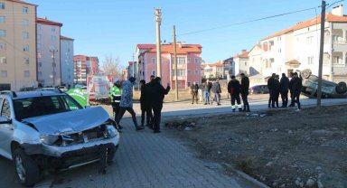Sivas'ta hafif ticari araç ile otomobil çarpıştı: 2 yaralı