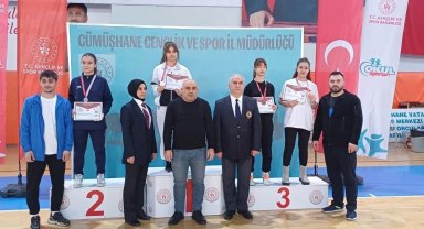 Sivaslı karateciler Gümüşhane'de kürsüyü boş bırakmadı