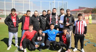 Sivasspor taraftarından, Rey Manaj'a sürpriz kutlama