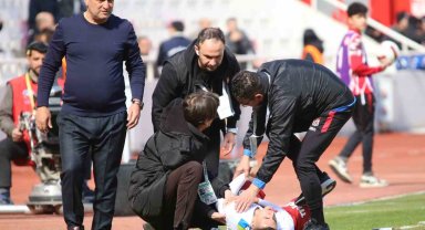 Sivasspor'da Bartuğ Elmaz şoku! Ambulansla hastaneye kaldırıldı