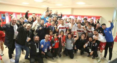 Sivasspor'dan Pendik maçı sonrası galibiyet pozu