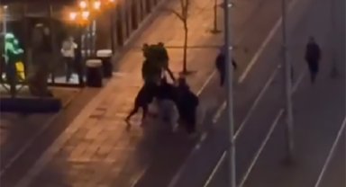Sokak ortasında bıçaklı kavga