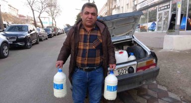 Süt fiyatlarını müşterilerinin maaş zam oranlarına göre belirliyor