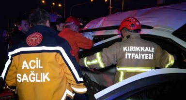 Tırın çarptığı hafif ticari araç hurdaya döndü: 3 yaralı