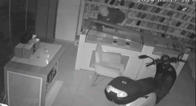 Tornavida ile kapıyı açan kar maskeli hırsız anbean kamerada