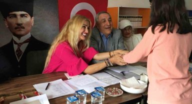 Tuğba Özay babasının adına düzenlenen şiir yarışmasına katıldı