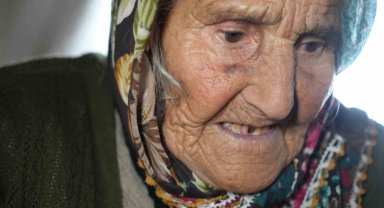 Türkiye'nin en yaşlı insanı 117 yaşındaki Arzu ninenin tek isteği: "Evime mutfak yapılsın, çay pişireceğim"