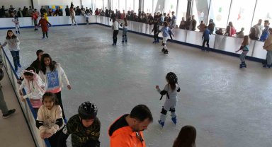 Ücretsiz olunca izdiham yaşandı: Karın yağmadığı şehirde buz pistine akın ettiler