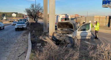 Üst geçidin ayağına çarpan araçtaki 2 kişi yaralandı