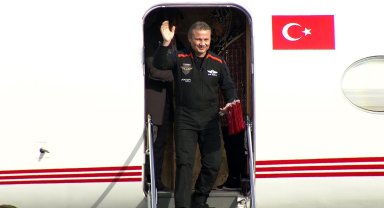 Uzay görevinden dönen ilk Türk Astronot Alper Gezeravcı Ankara'ya iniş yaptı.