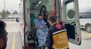 Yanan sürücü yarasını unutup sedye üzerinde yakınlarını teselli etti