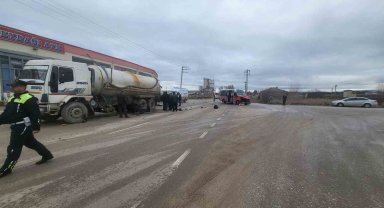 Yolcu dolu minibüs vidanjöre çarptı, 12 kişi yaralandı