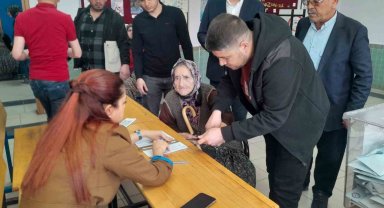 100 yaşındaki Zahide nine sandalyede sandığa gitti