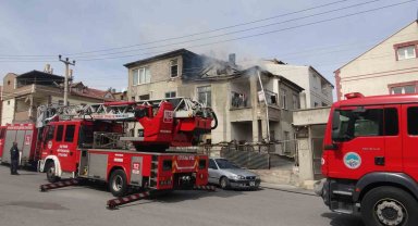 3 katlı ikametin çatı katı yandı: 1 kişi dumandan etkilendi