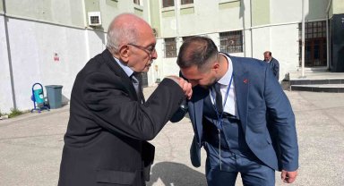 'Baba' dediği yakınıyla rakip olan genç aday başarılar diledi