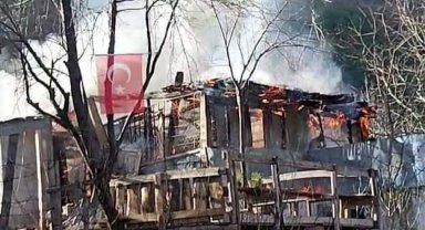Ahşap evde çıkan yangın itfaiye ekiplerince söndürüldü