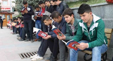 Akdağmadeni'nde açık havada kitap okuma etkinliği düzenlendi
